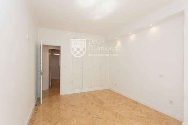 2 quarto Apartamento para arrendar em Chamberí, Madrid cidade com garagem - 2 400 € (Ref: 9966036)