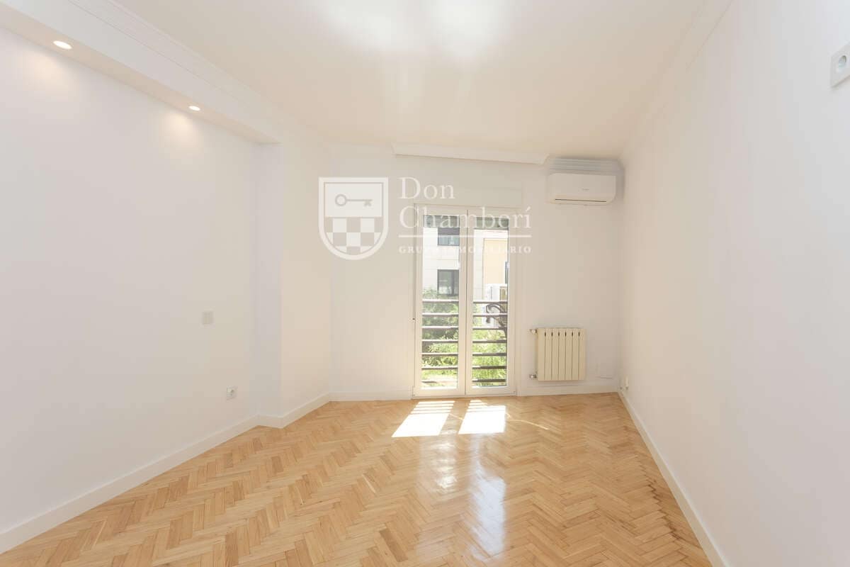 2 quarto Apartamento para arrendar em Madrid cidade com garagem - 2 400 € (Ref: 9966036)