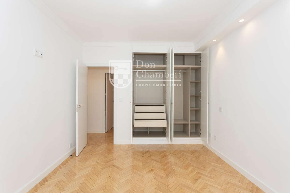 2 quarto Apartamento para arrendar em Madrid cidade com garagem - 2 400 € (Ref: 9966036)