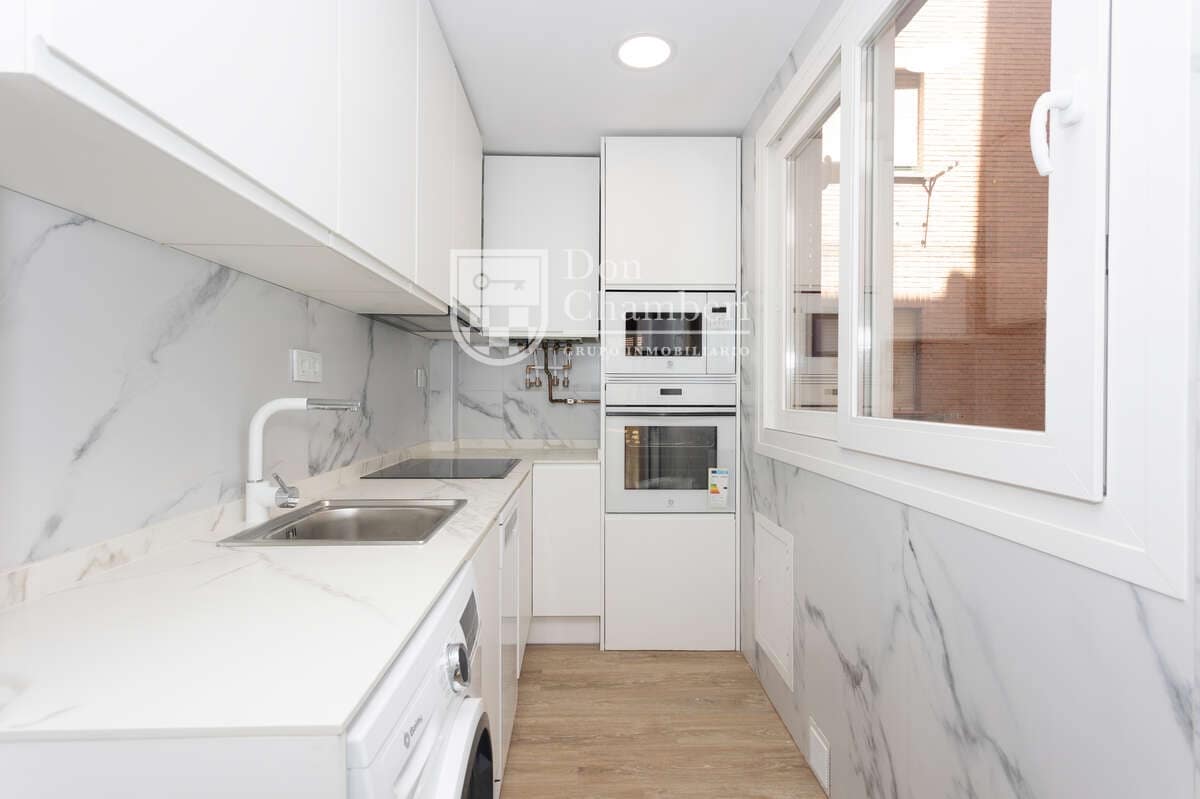 2 quarto Apartamento para arrendar em Madrid cidade com garagem - 2 400 € (Ref: 9966036)