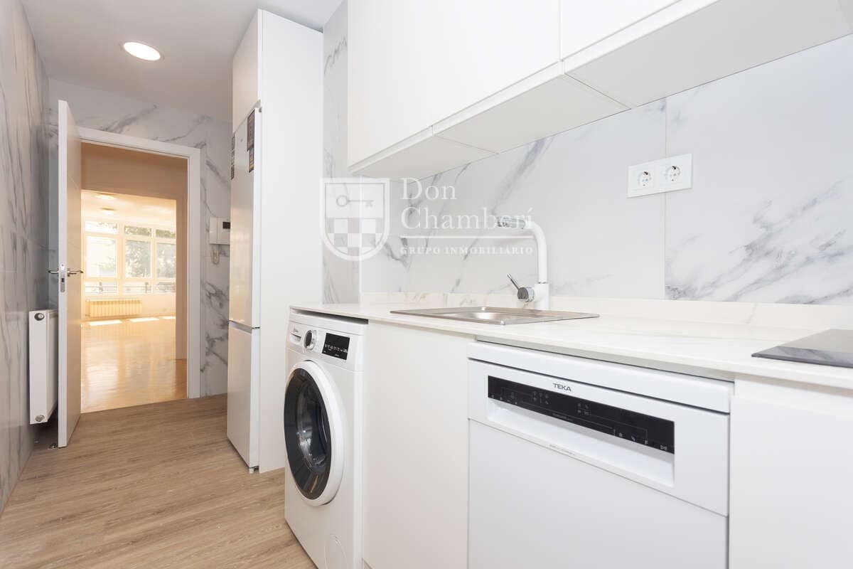 2 quarto Apartamento para arrendar em Madrid cidade com garagem - 2 400 € (Ref: 9966036)