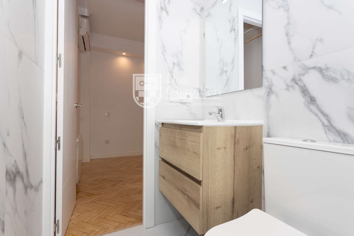 2 quarto Apartamento para arrendar em Madrid cidade com garagem - 2 400 € (Ref: 9966036)