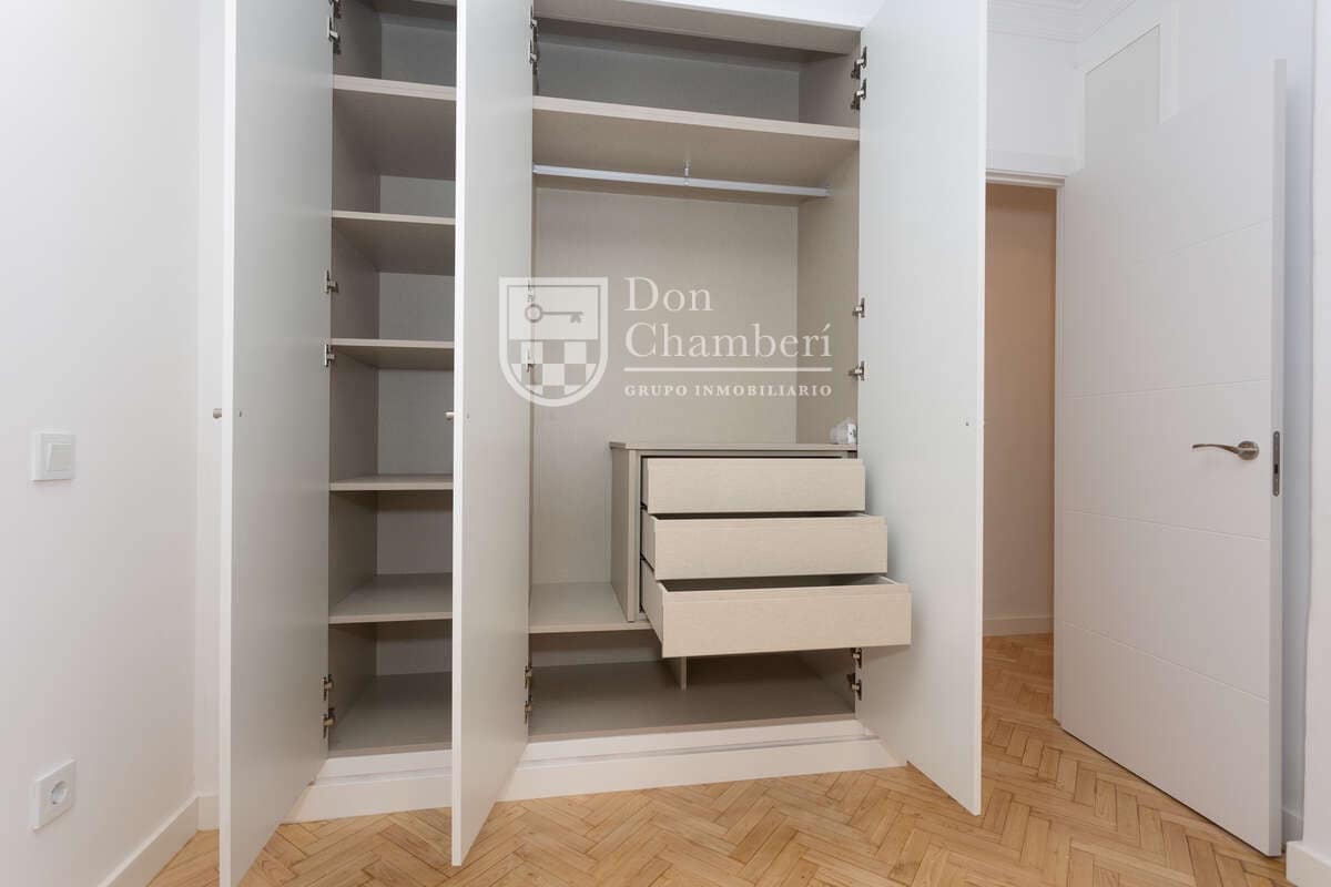 2 quarto Apartamento para arrendar em Madrid cidade com garagem - 2 400 € (Ref: 9966036)