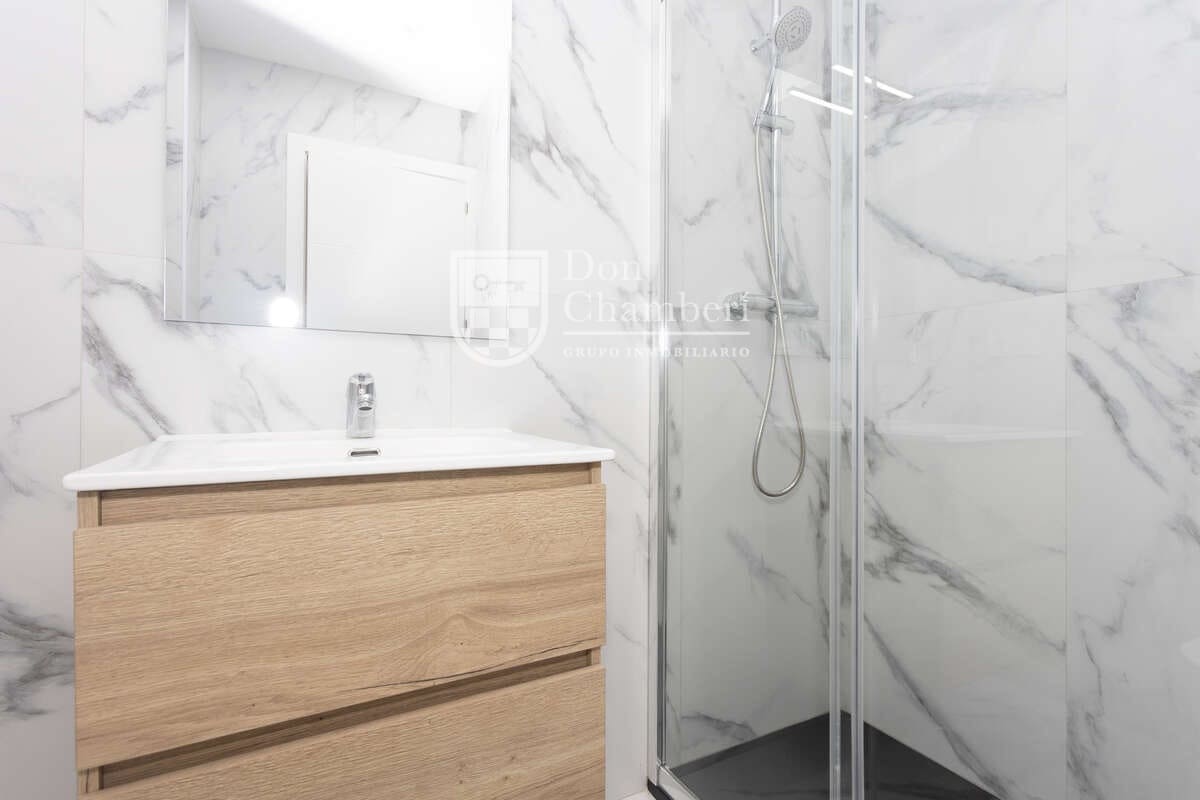 2 quarto Apartamento para arrendar em Madrid cidade com garagem - 2 400 € (Ref: 9966036)