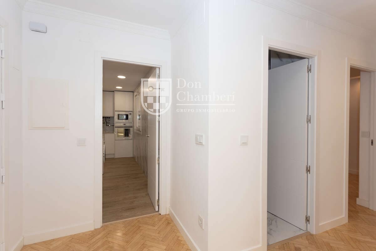 2 quarto Apartamento para arrendar em Madrid cidade com garagem - 2 400 € (Ref: 9966036)