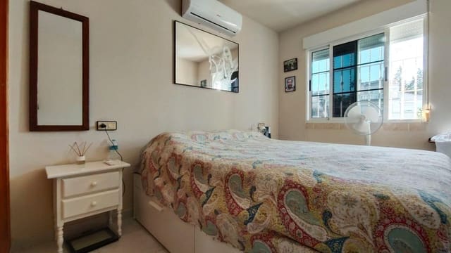 Chalet de 4 habitaciones en Los Balcones en venta con piscina - 290.000 € (Ref: 9484038)