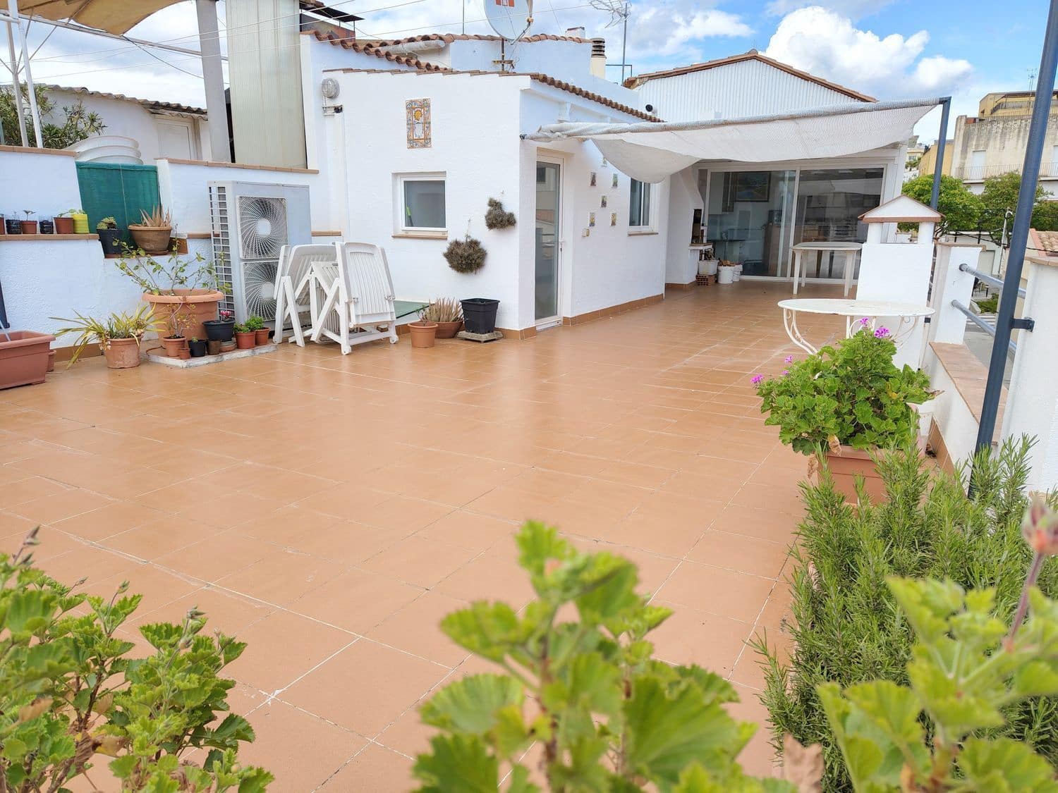 4 bedroom Semi-detached Villa for sale in Sant Feliu de Guixols with garage - € 450,000 (Ref: 9063396)