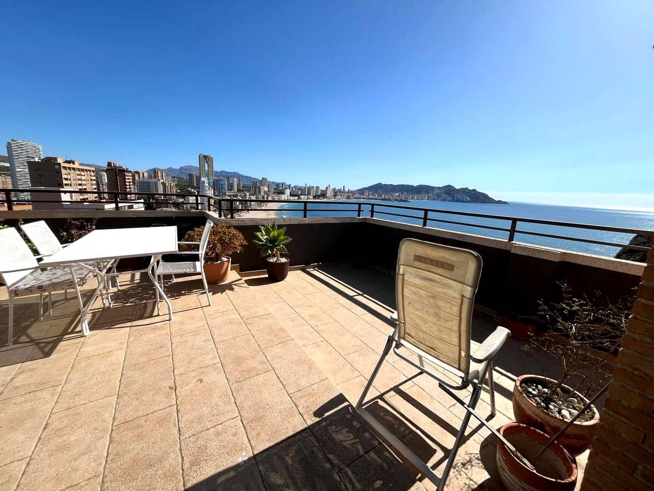 2 bedroom Flat for sale in Benidorm with pool garage - € 755,000 (Ref: 9956133)