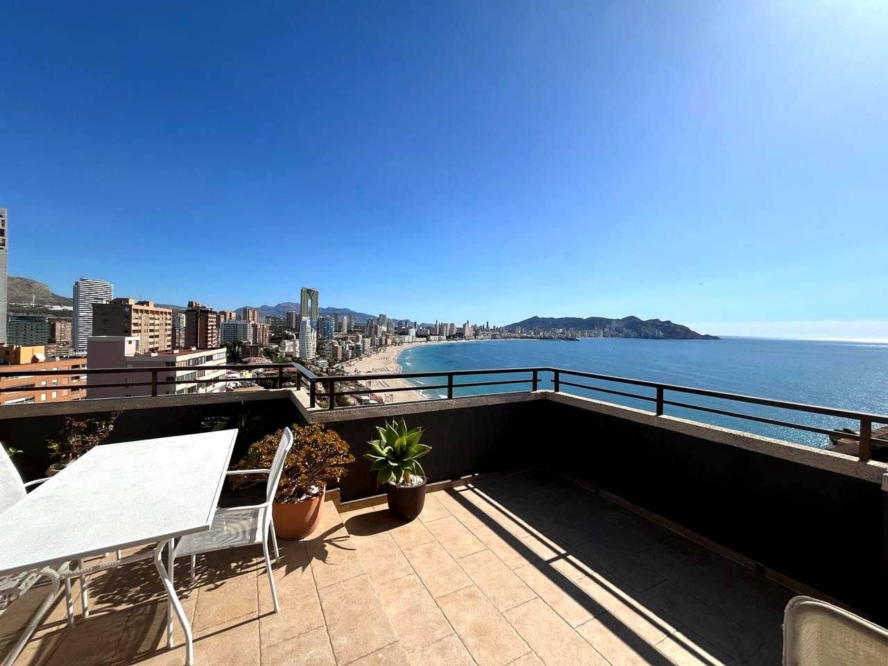 2 bedroom Flat for sale in Benidorm with pool garage - € 755,000 (Ref: 9956133)