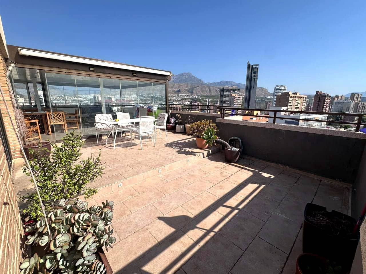 2 bedroom Flat for sale in Benidorm with pool garage - € 755,000 (Ref: 9956133)