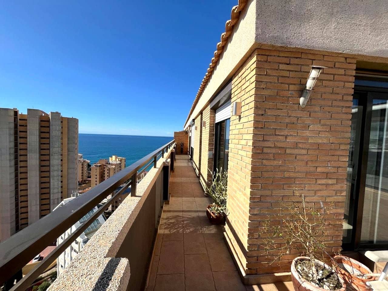 2 bedroom Flat for sale in Benidorm with pool garage - € 755,000 (Ref: 9956133)