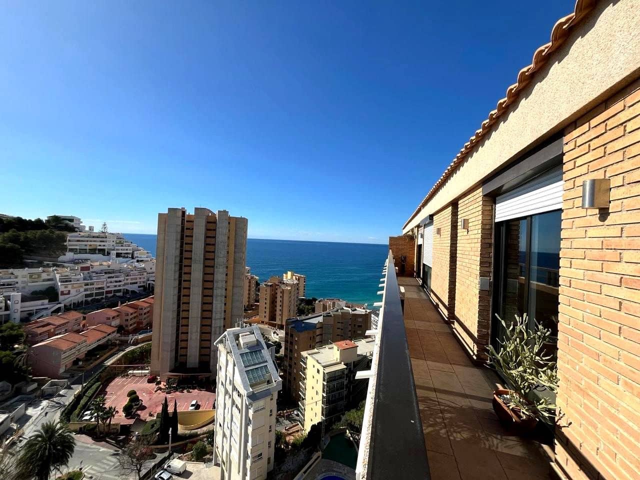 2 bedroom Flat for sale in Benidorm with pool garage - € 755,000 (Ref: 9956133)