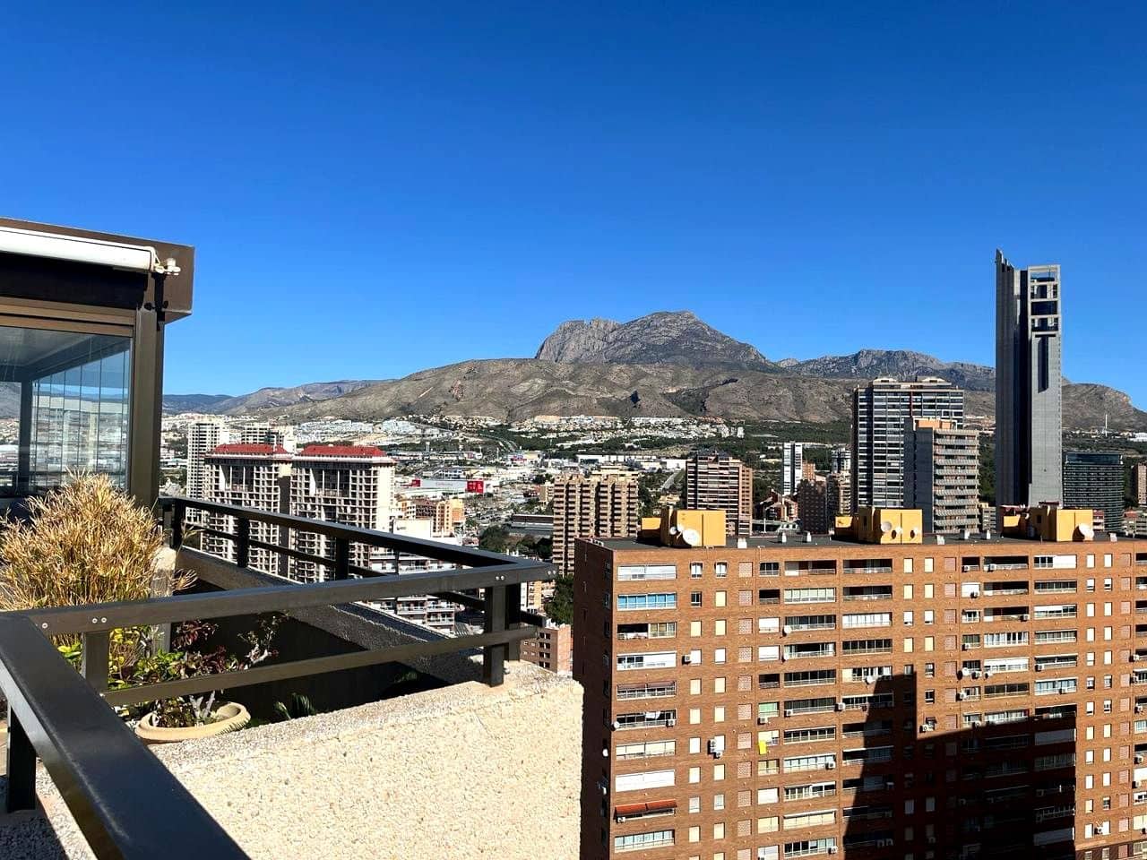2 bedroom Flat for sale in Benidorm with pool garage - € 755,000 (Ref: 9956133)