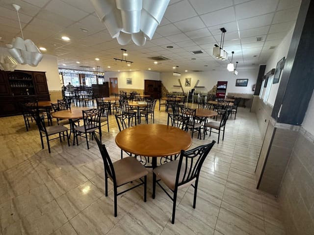 3 makuuhuone Yritys myytävänä paikassa Oropesa  - 295 000 € (Ref: 9956183)