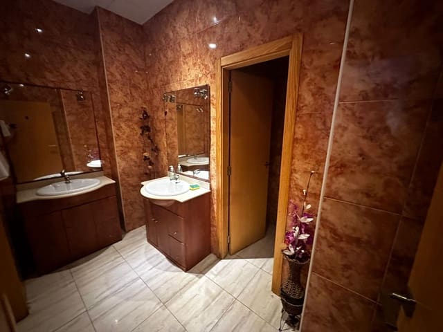 3 makuuhuone Yritys myytävänä paikassa Oropesa  - 295 000 € (Ref: 9956183)