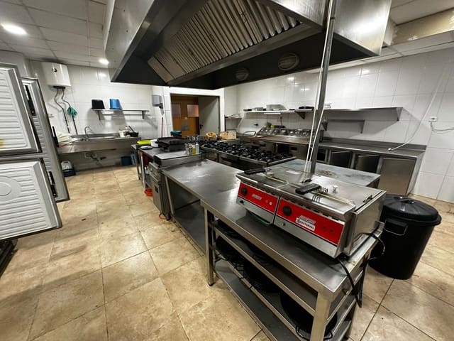 3 makuuhuone Yritys myytävänä paikassa Oropesa  - 295 000 € (Ref: 9956183)