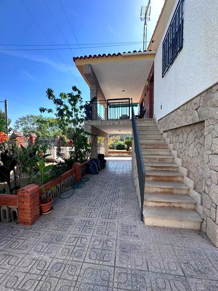 4 bedroom Villa for sale in Borriol with garage - € 299,900 (Ref: 9965835)