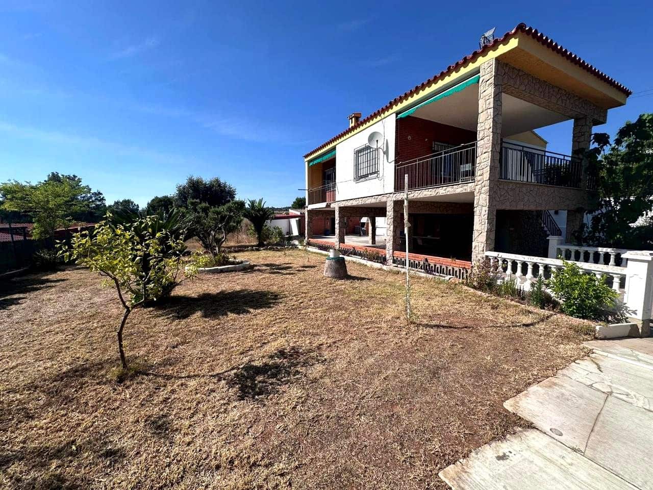 4 bedroom Villa for sale in Borriol with garage - € 299,900 (Ref: 9965835)