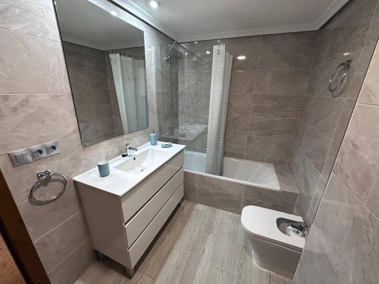 3 soveværelse Lejlighed til leje i Castello de la Plana med garage - € 980 (Ref: 9985858)