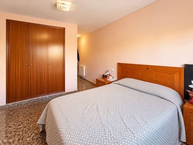 7 quarto Apartamento para venda em Castelló de la Plana com garagem - 200 000 € (Ref: 10118686)