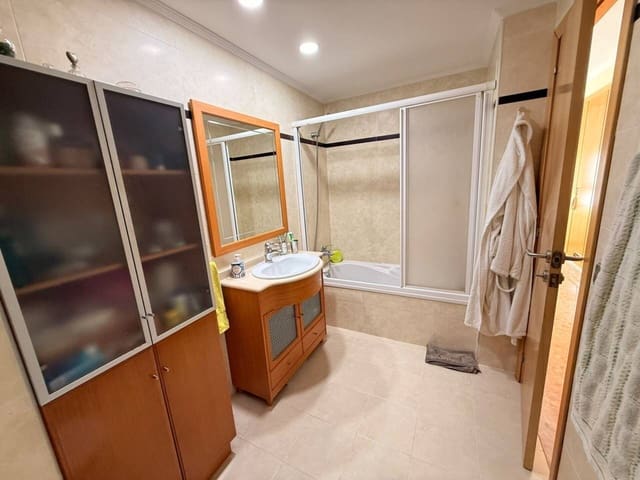 4 bedroom Flat for sale in Castelló de la Plana with garage - € 375,000 (Ref: 10141546)