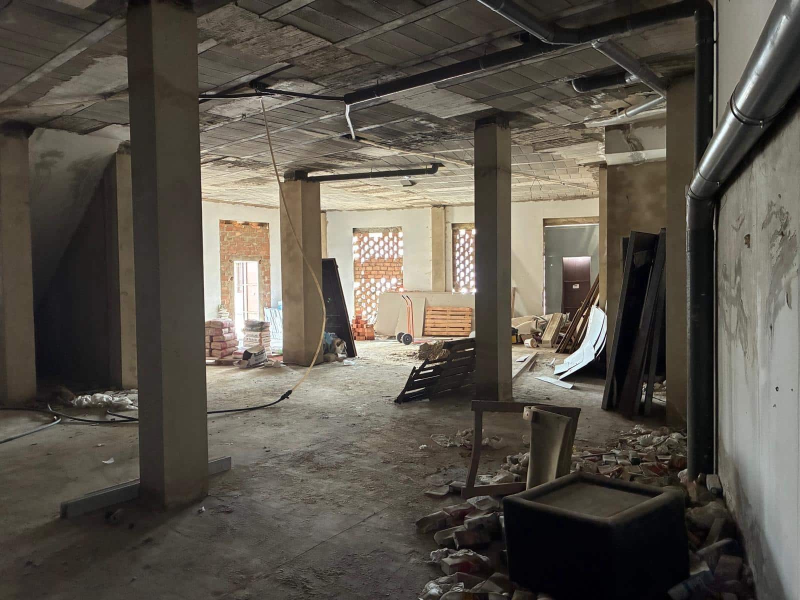 Kommersiell til salgs i Beas - € 150 000 (Ref: 9569190)