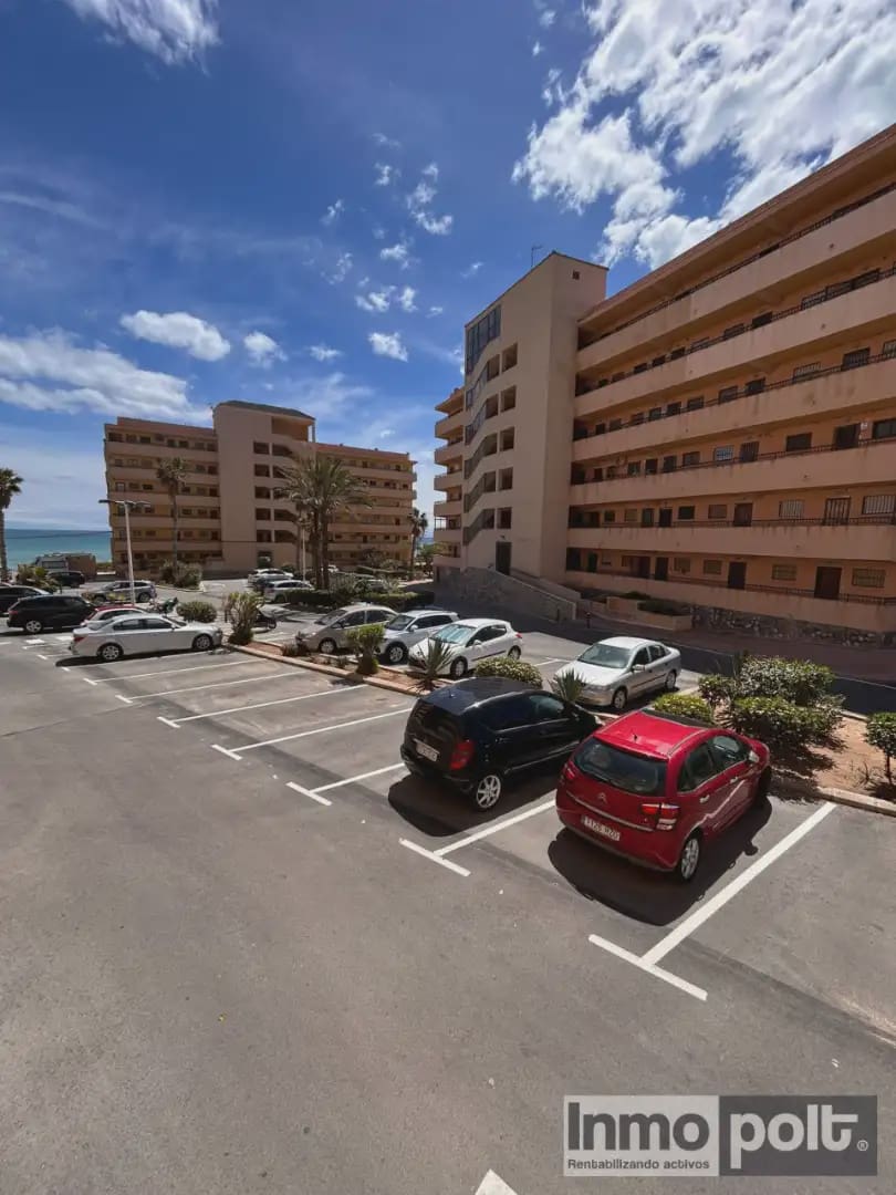 2 slaapkamer Strandappartement te huur in Torrevieja - € 750 (Ref: 9786782)