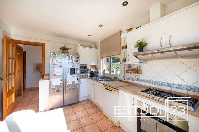 4 bedroom Villa for sale in Dosrius with pool garage - € 439,001 (Ref: 9386209)