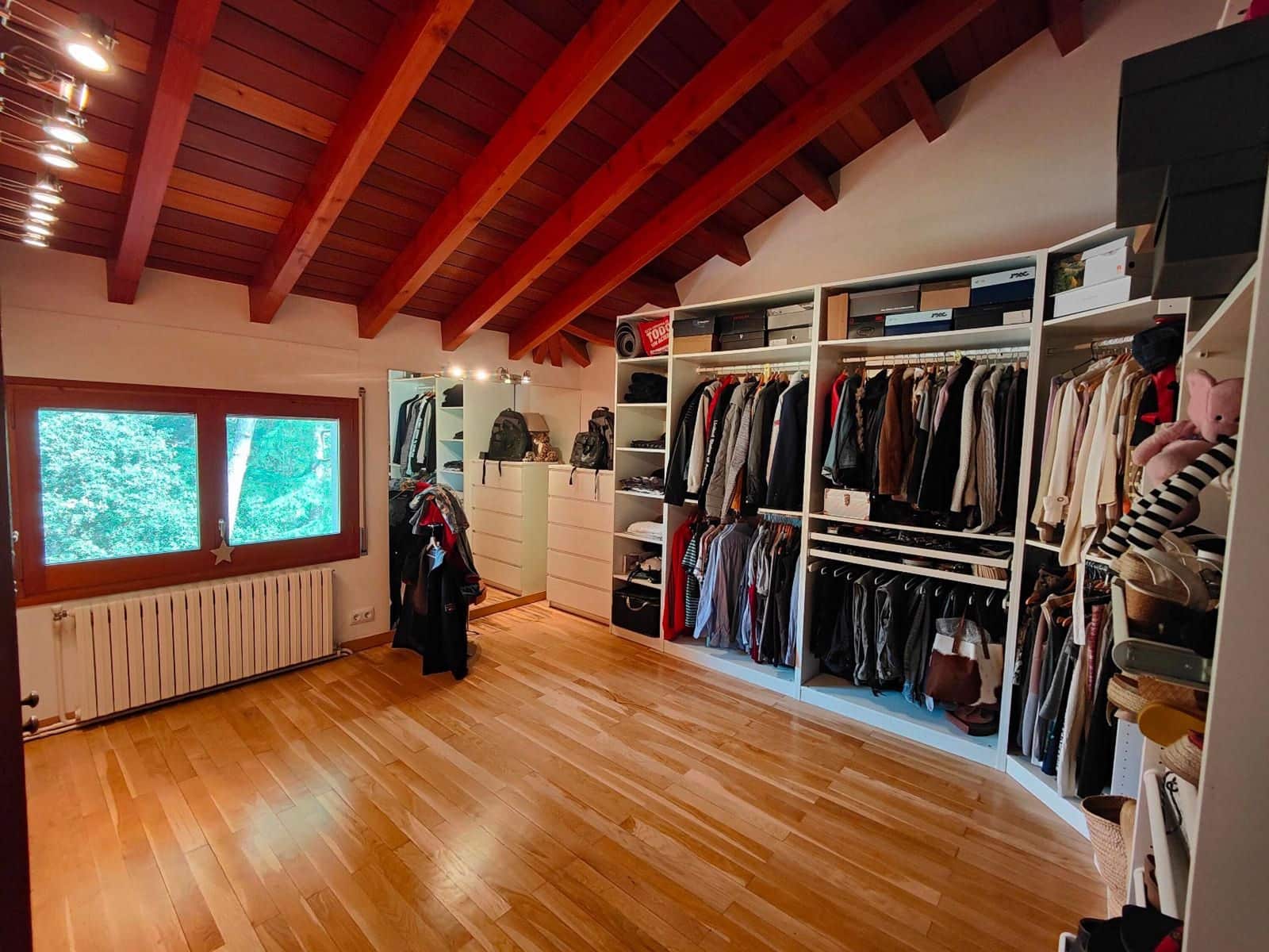 8 soverom Villa til salgs i Seva med svømmebasseng garasje - € 985 000 (Ref: 9084304)