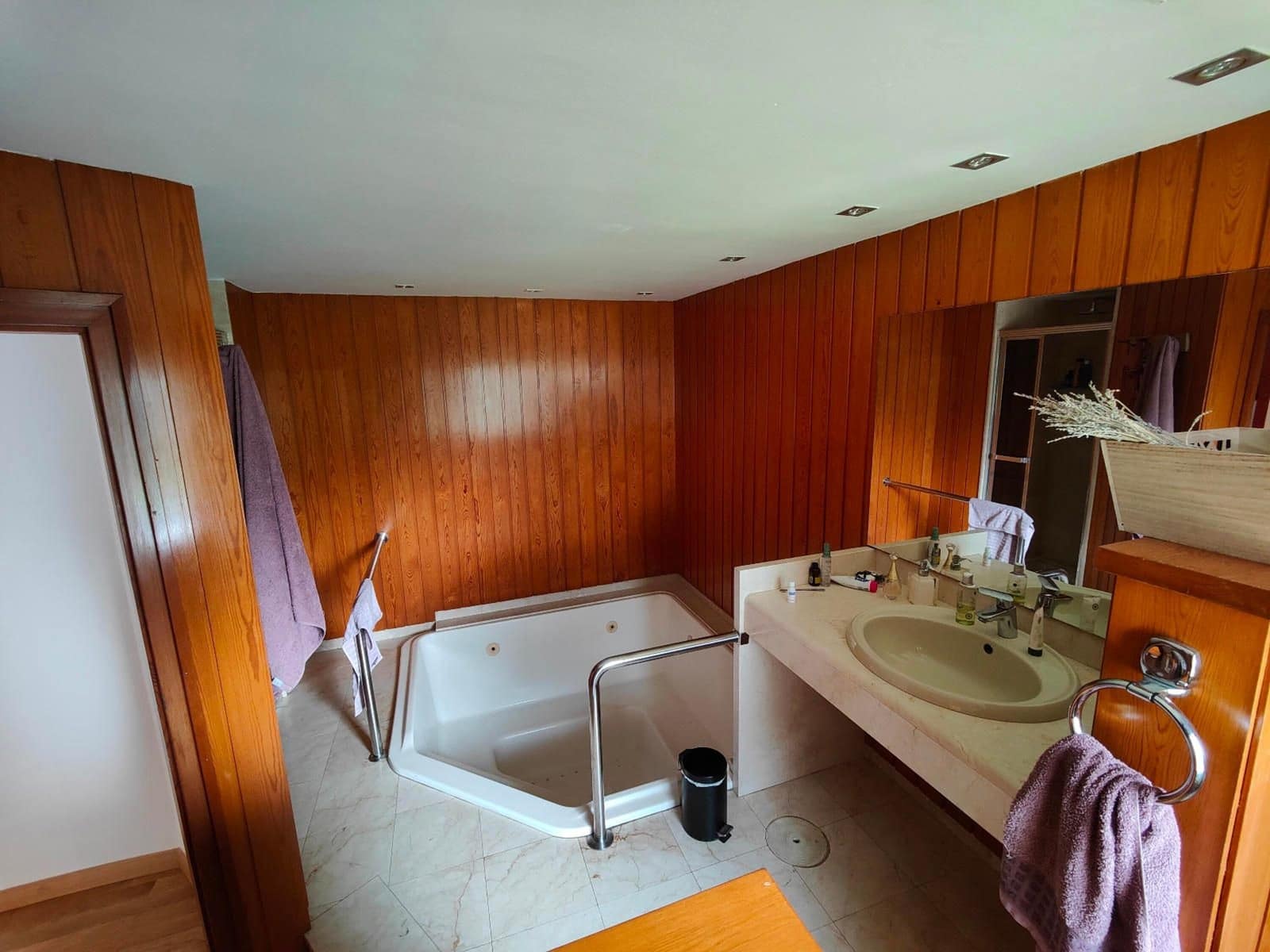 8 soverom Villa til salgs i Seva med svømmebasseng garasje - € 985 000 (Ref: 9084304)