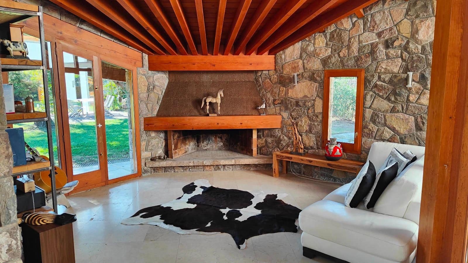 8 soverom Villa til salgs i Seva med svømmebasseng garasje - € 985 000 (Ref: 9084304)