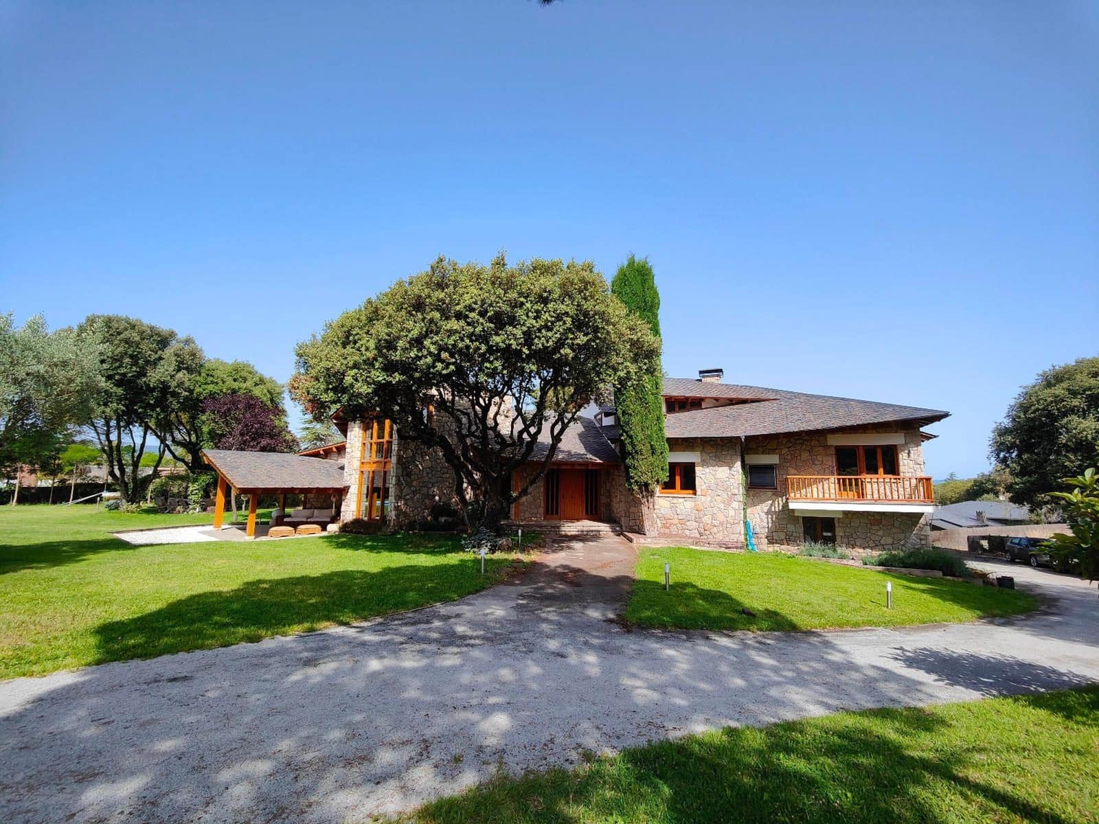 8 soverom Villa til salgs i Seva med svømmebasseng garasje - € 985 000 (Ref: 9084304)