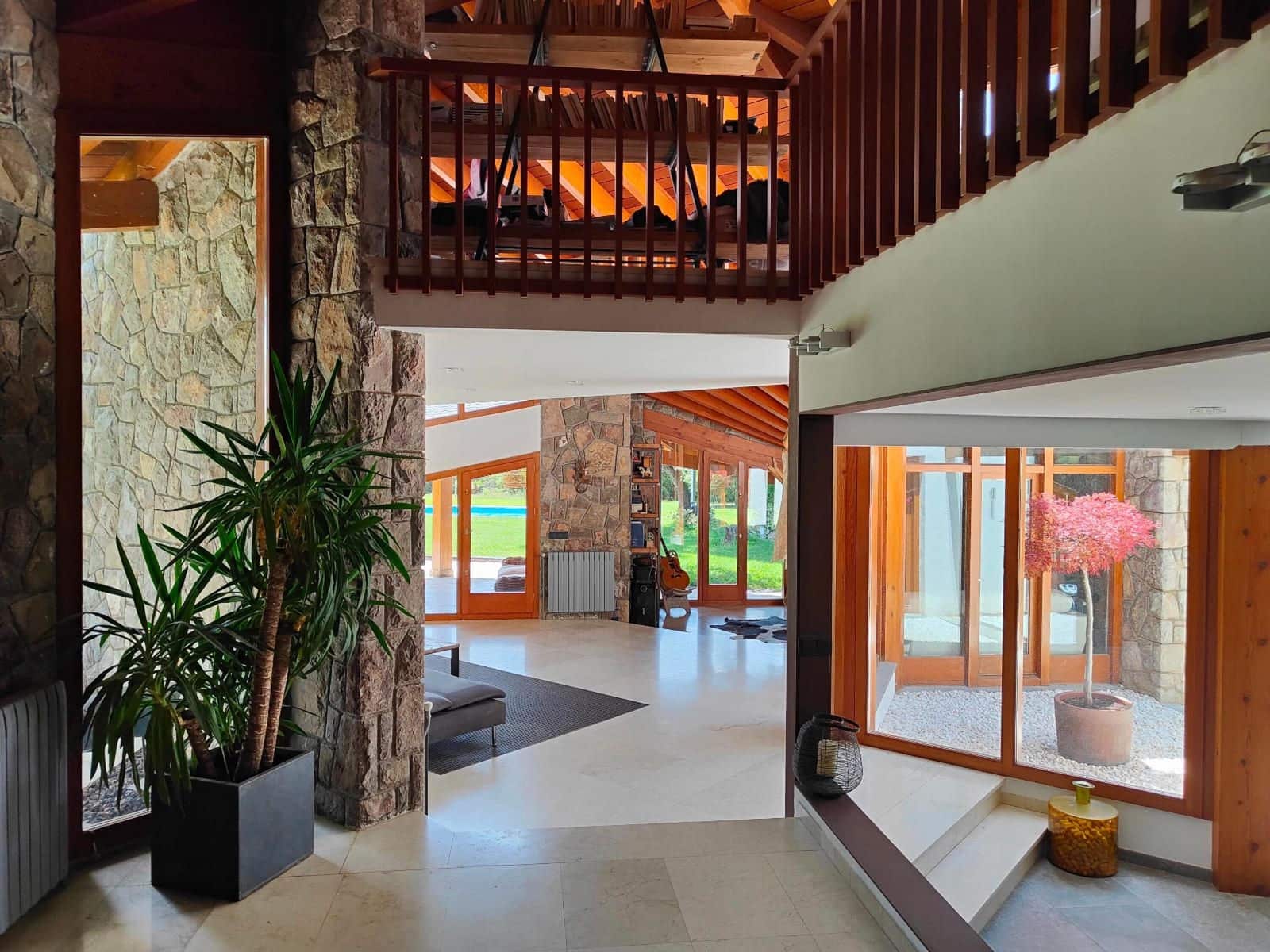 8 soverom Villa til salgs i Seva med svømmebasseng garasje - € 985 000 (Ref: 9084304)