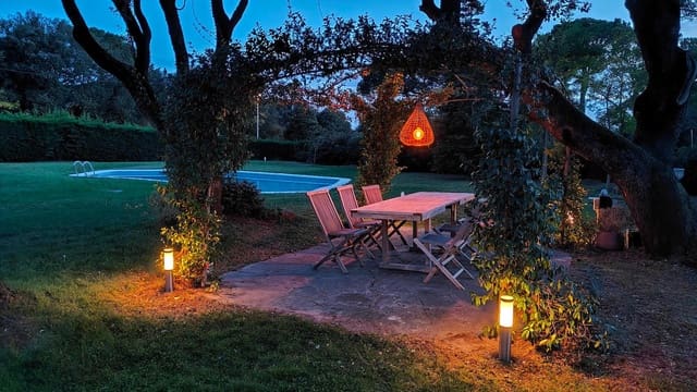 8 soverom Villa til salgs i Seva med svømmebasseng garasje - € 985 000 (Ref: 9084304)