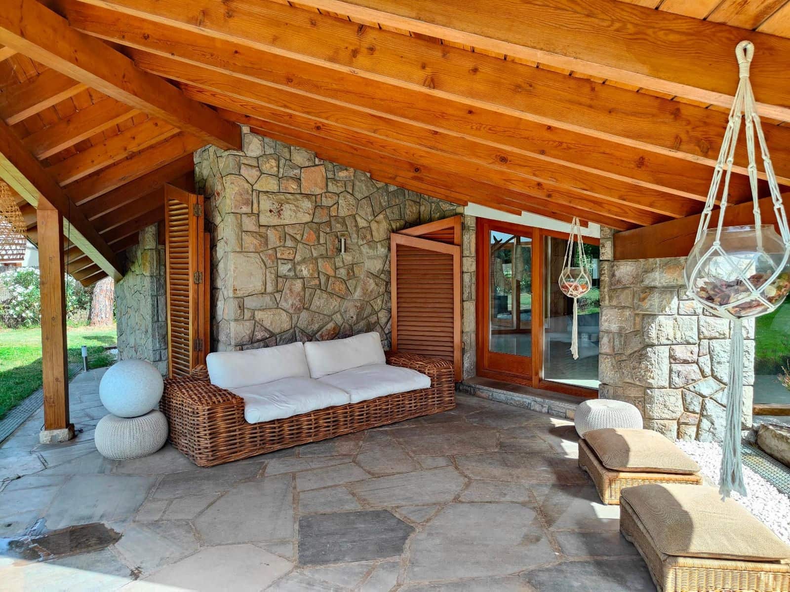 8 soverom Villa til salgs i Seva med svømmebasseng garasje - € 985 000 (Ref: 9084304)