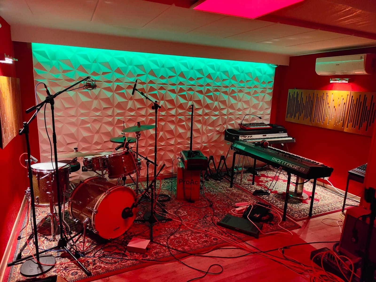 8 soverom Villa til salgs i Seva med svømmebasseng garasje - € 985 000 (Ref: 9084304)