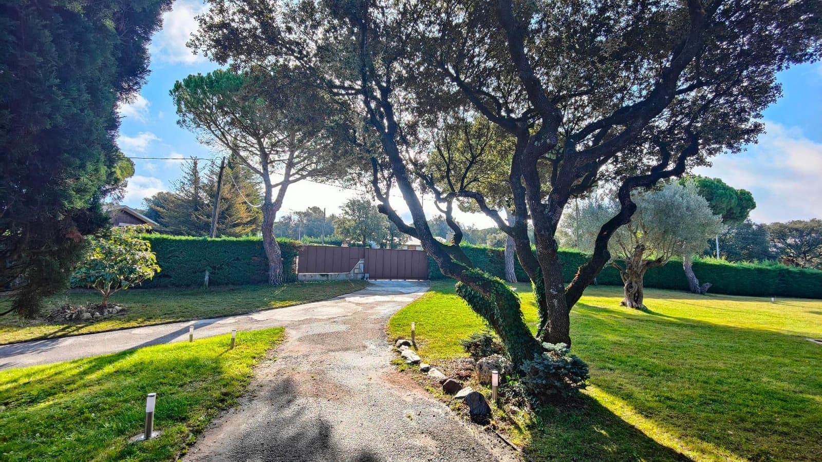 8 soverom Villa til salgs i Seva med svømmebasseng garasje - € 985 000 (Ref: 9084304)