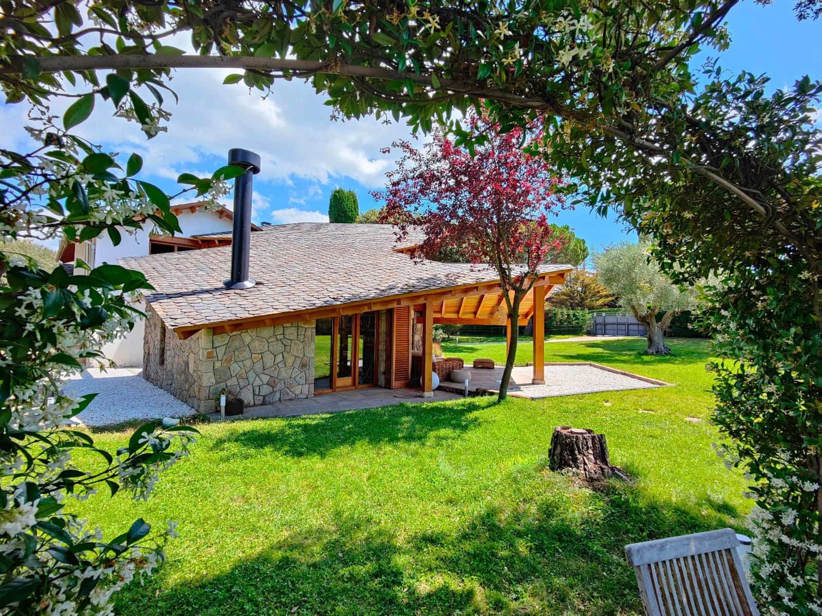 8 soverom Villa til salgs i Seva med svømmebasseng garasje - € 985 000 (Ref: 9084304)