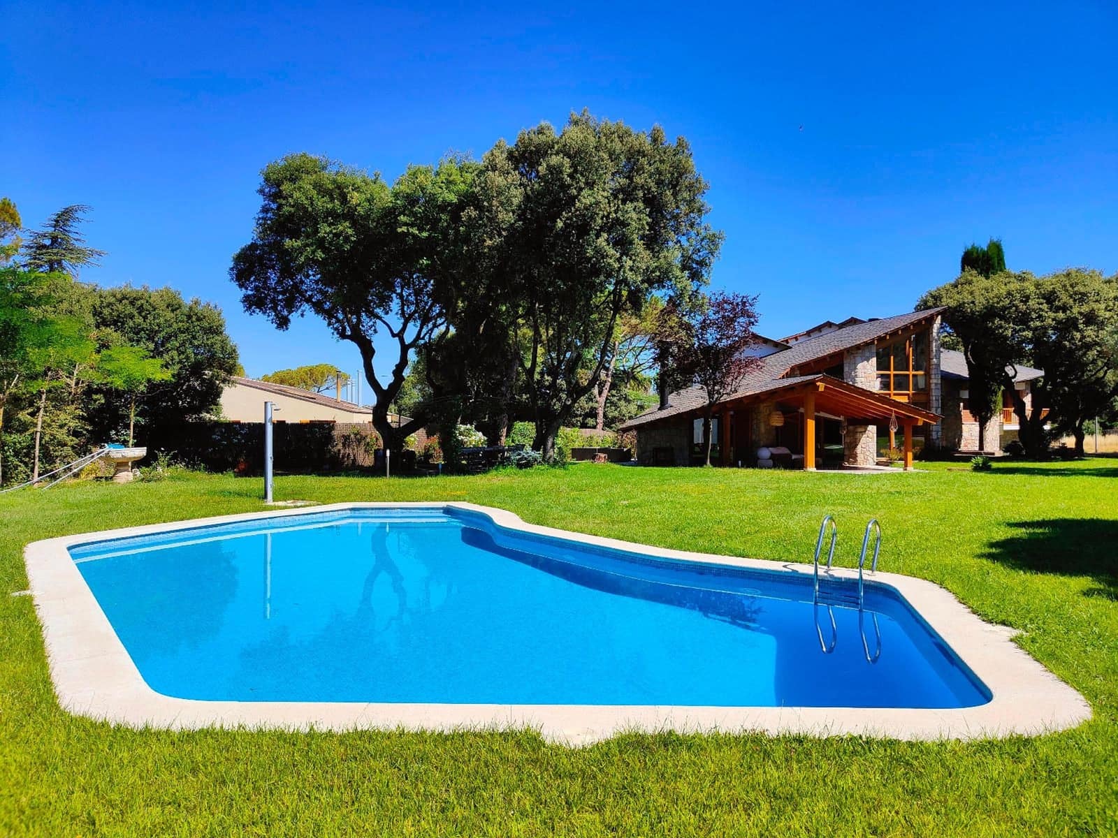 8 soverom Villa til salgs i Seva med svømmebasseng garasje - € 985 000 (Ref: 9084304)