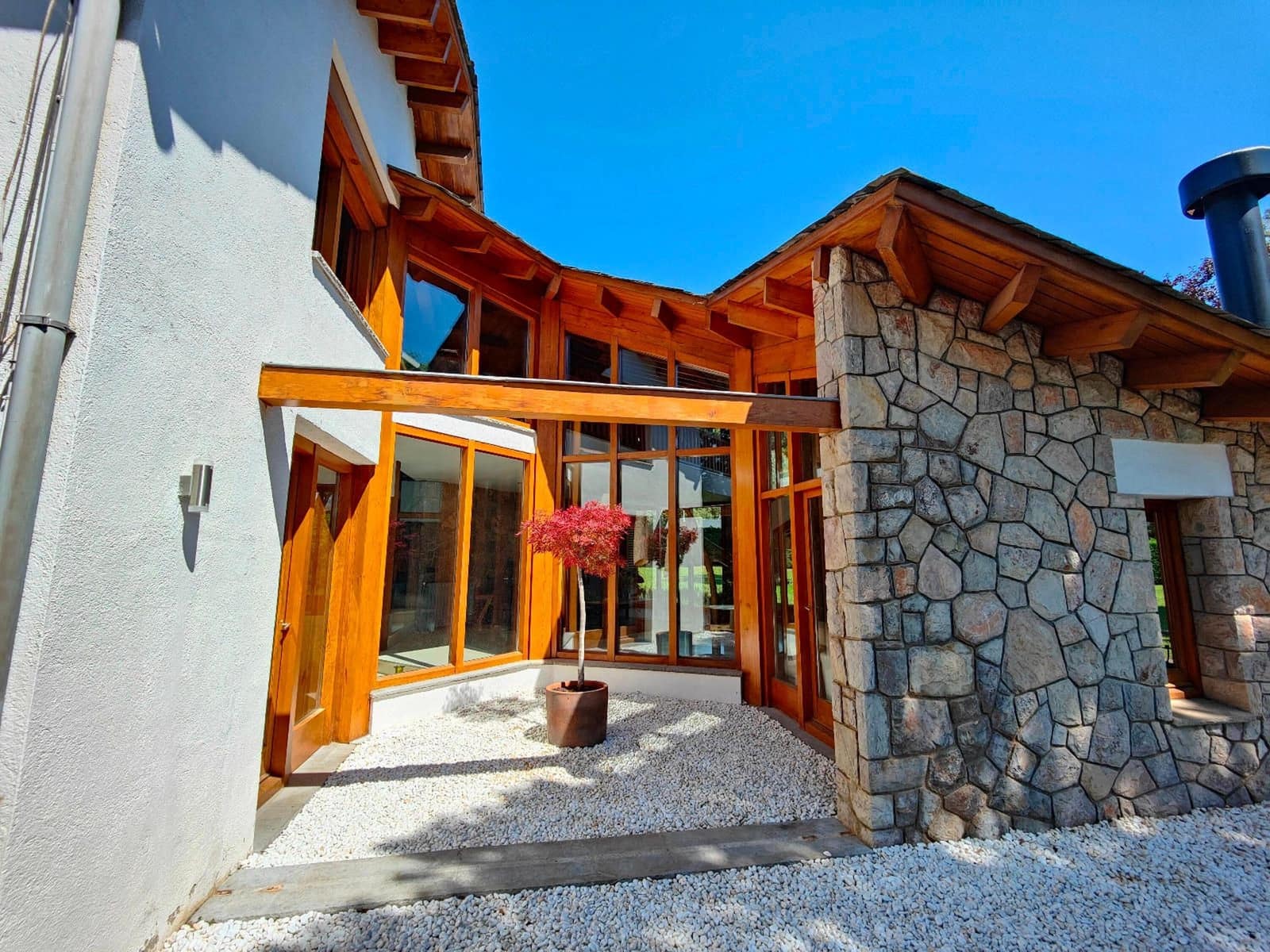 8 soverom Villa til salgs i Seva med svømmebasseng garasje - € 985 000 (Ref: 9084304)