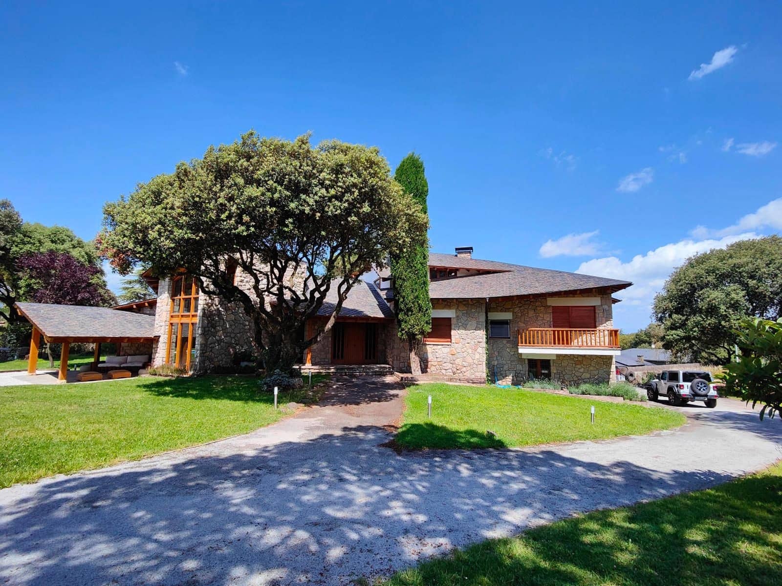 8 soverom Villa til salgs i Seva med svømmebasseng garasje - € 985 000 (Ref: 9084304)