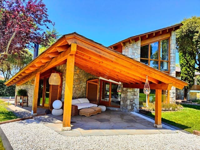 8 soverom Villa til salgs i Seva med svømmebasseng garasje - € 985 000 (Ref: 9084304)