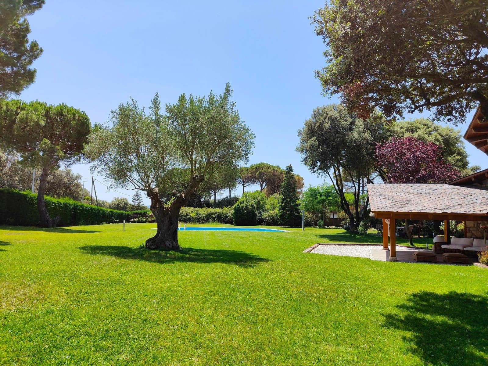 8 soverom Villa til salgs i Seva med svømmebasseng garasje - € 985 000 (Ref: 9084304)