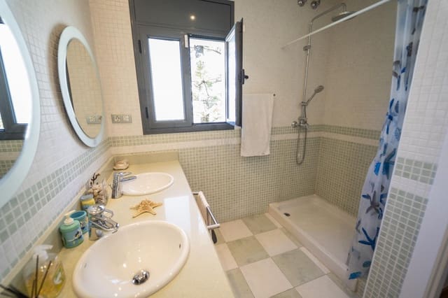 4 bedroom Villa for sale in Coma-Ruga, El Vendrell with pool garage - € 465,000 (Ref: 9101048)