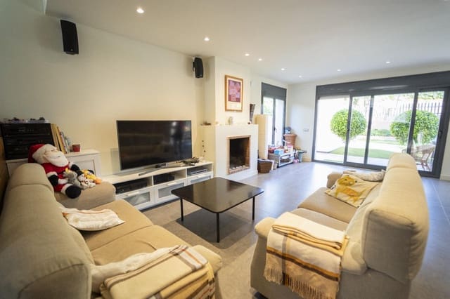 4 bedroom Villa for sale in Coma-Ruga, El Vendrell with pool garage - € 465,000 (Ref: 9101048)