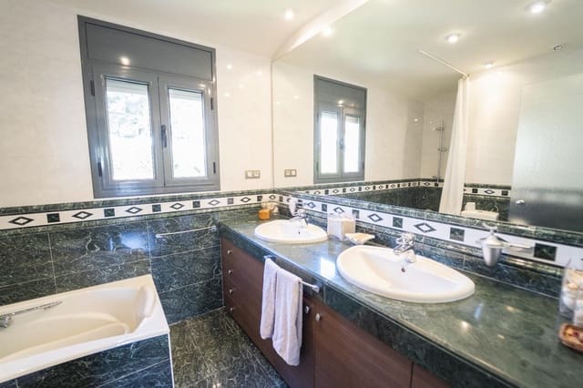 4 bedroom Villa for sale in Coma-Ruga, El Vendrell with pool garage - € 465,000 (Ref: 9101048)