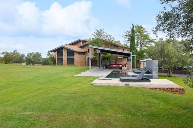 8 bedroom Villa for sale in Forallac with pool garage - € 4,900,000 (Ref: 9109785)