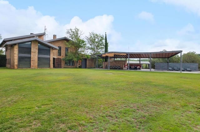 8 bedroom Villa for sale in Forallac with pool garage - € 4,900,000 (Ref: 9109785)