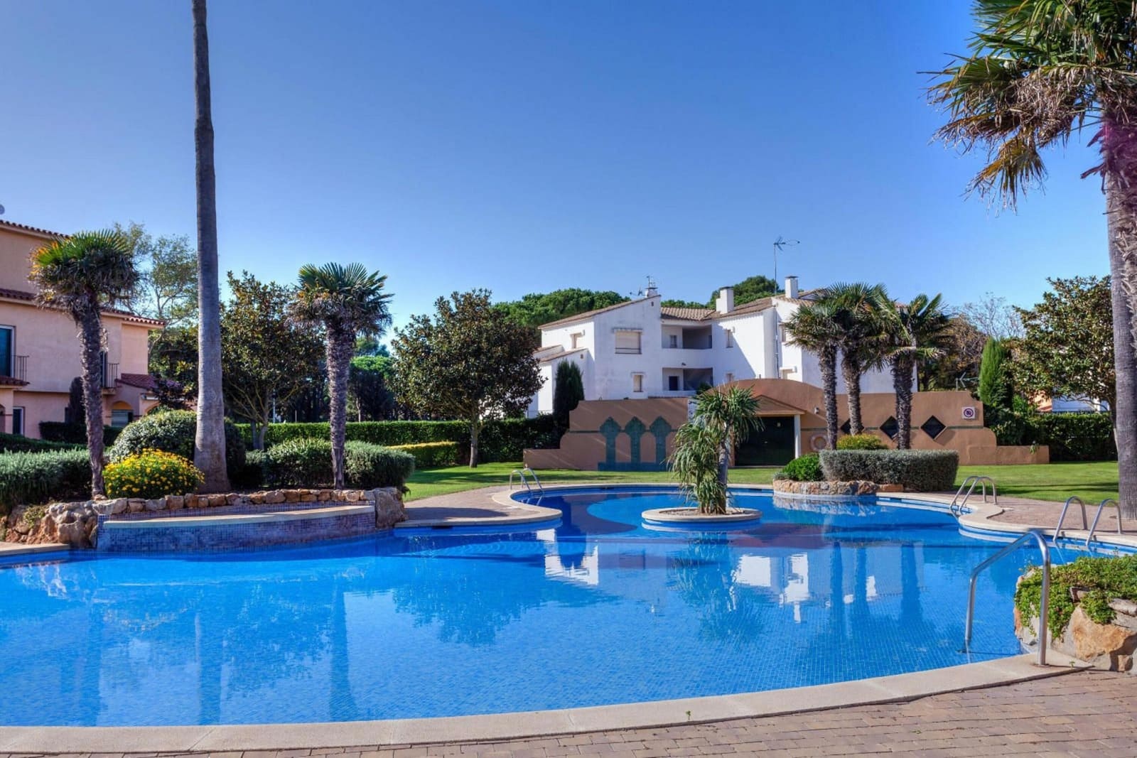 2 soveværelse Strandlejlighed til salg i Pals med swimmingpool garage - € 370.000 (Ref: 9115383)