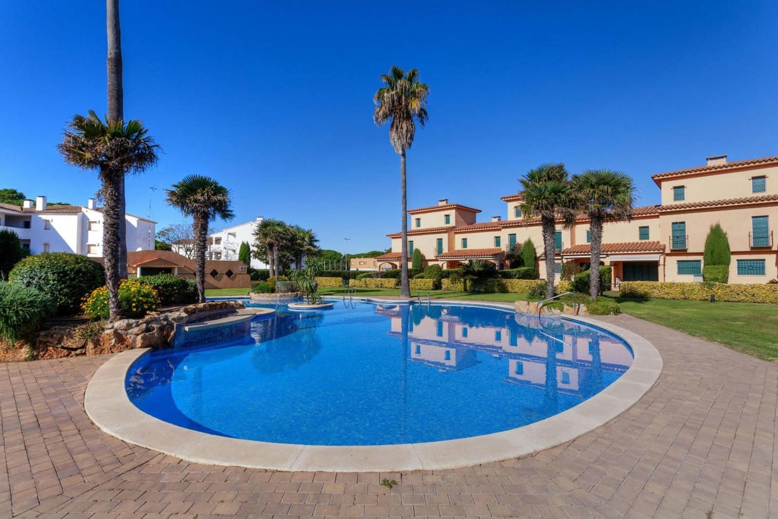 2 soveværelse Strandlejlighed til salg i Pals med swimmingpool garage - € 370.000 (Ref: 9115383)